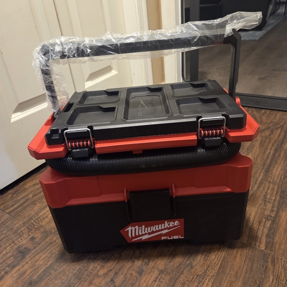 Milwaukee M18 Fuel Packout 2.5 Gallon Wet/Dry Vacuum 0970-20 - Picture 1 of 10